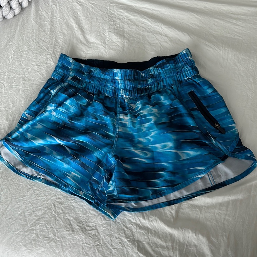 Lululemon Tracker Mid-Rise Short